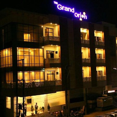 The Grand Orion Hotell Chinhat Exteriör bild