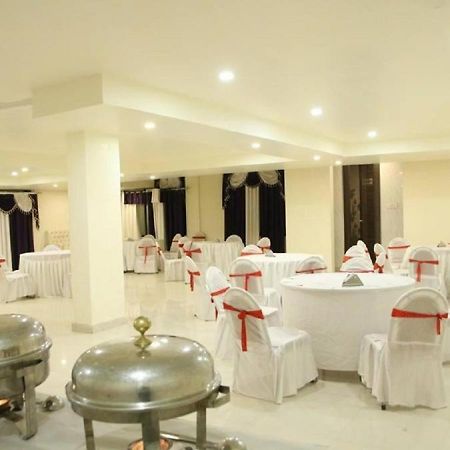 The Grand Orion Hotell Chinhat Exteriör bild