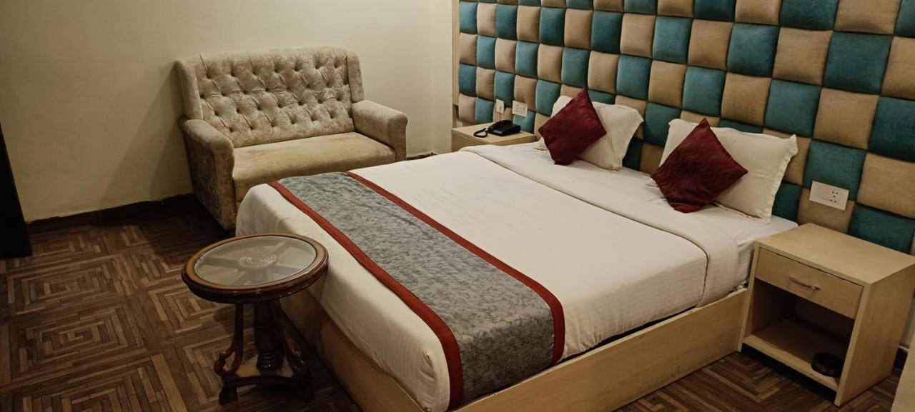 The Grand Orion Hotell Chinhat Exteriör bild
