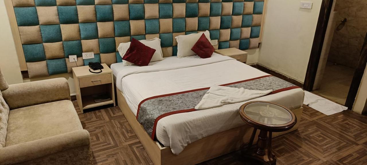 The Grand Orion Hotell Chinhat Exteriör bild