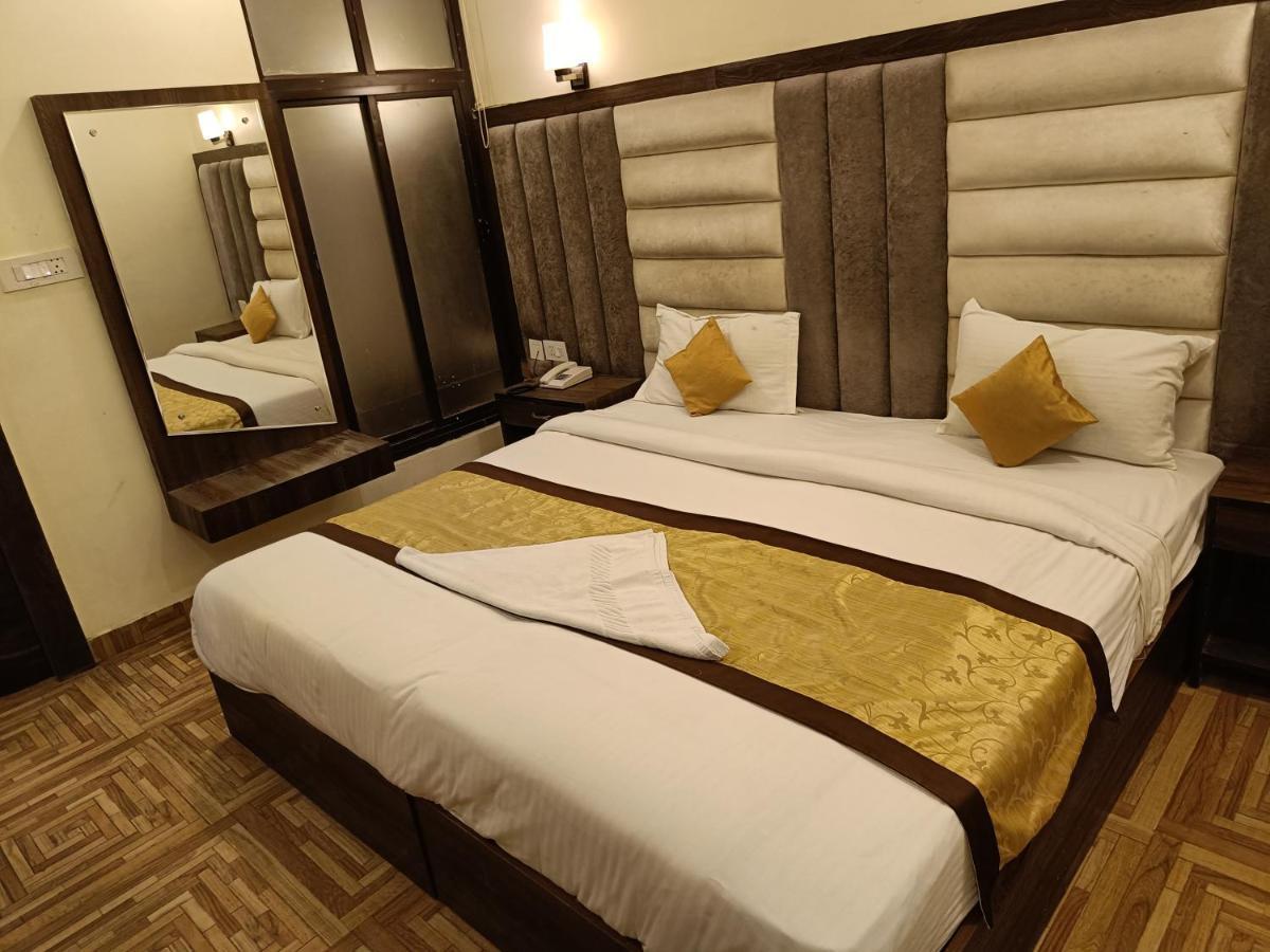 The Grand Orion Hotell Chinhat Exteriör bild