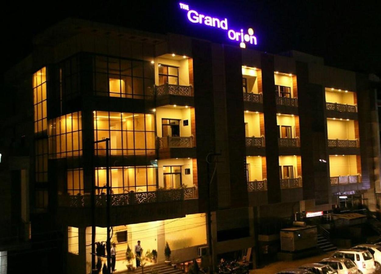 The Grand Orion Hotell Chinhat Exteriör bild